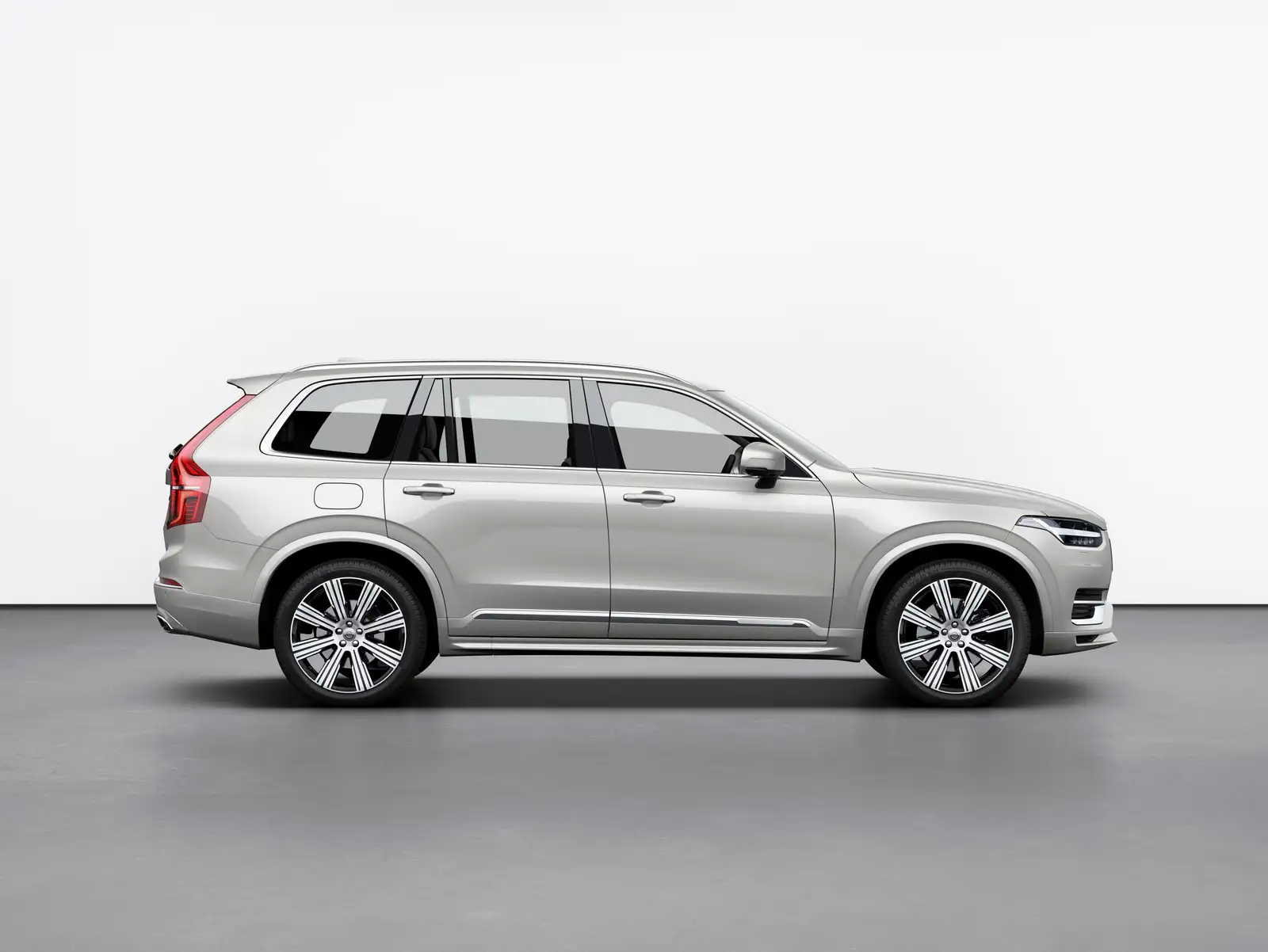 2022 Volvo XC90 B5 Momentum AWD - view 3