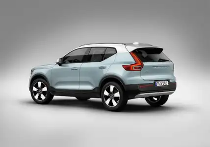 2021 Volvo XC40 T4 Momentum - Image 2