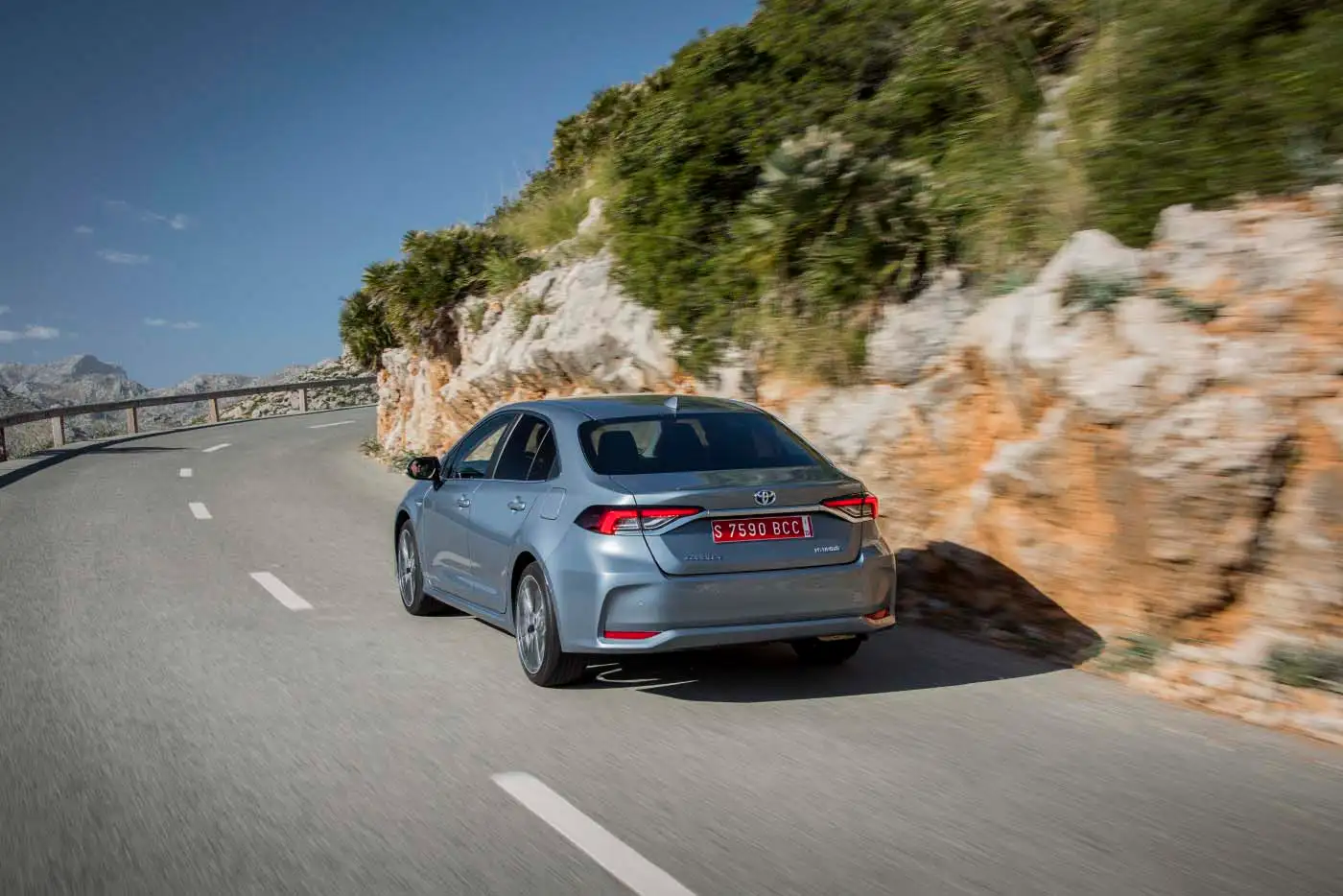 2022 Toyota Corolla 1.8L Hybrid XLI HEV - view 2