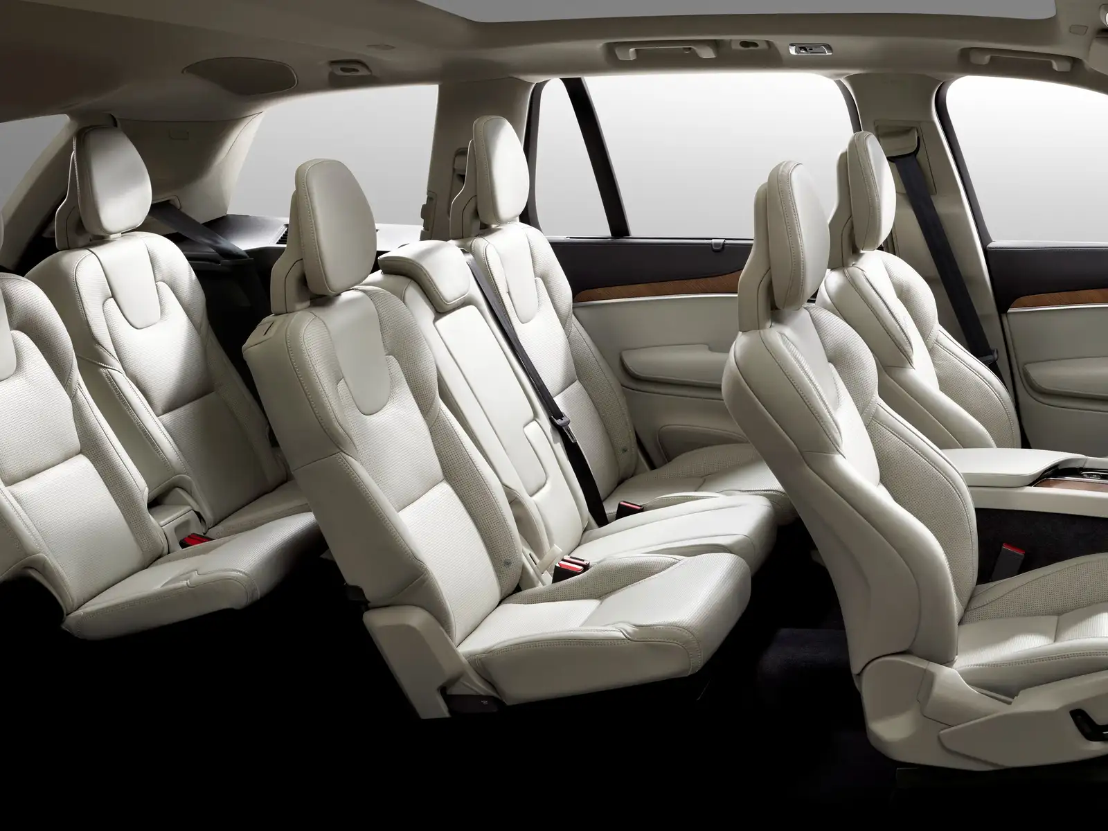 2022 Volvo XC90 B5 Momentum AWD - view 5