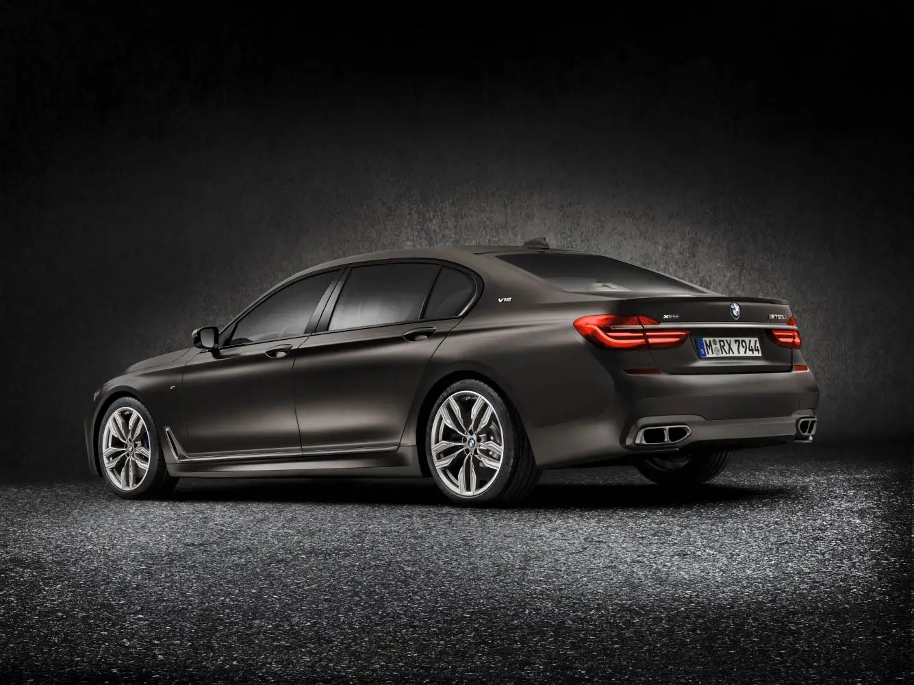 2021 BMW 7 Series M760Li - view 2