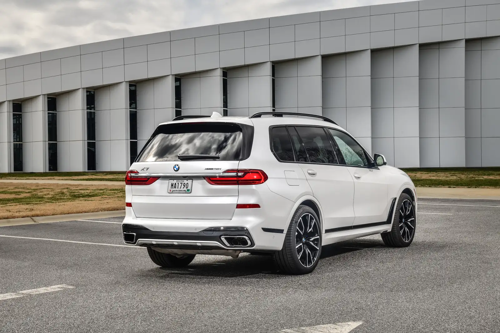 2022 BMW X7 40i 50 Years UAE Edition - view 2