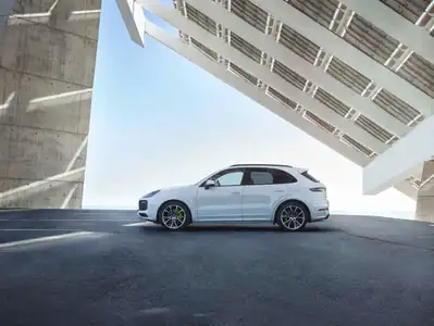 2022 Porsche Cayenne E-Hybrid Base Trim - Image 3