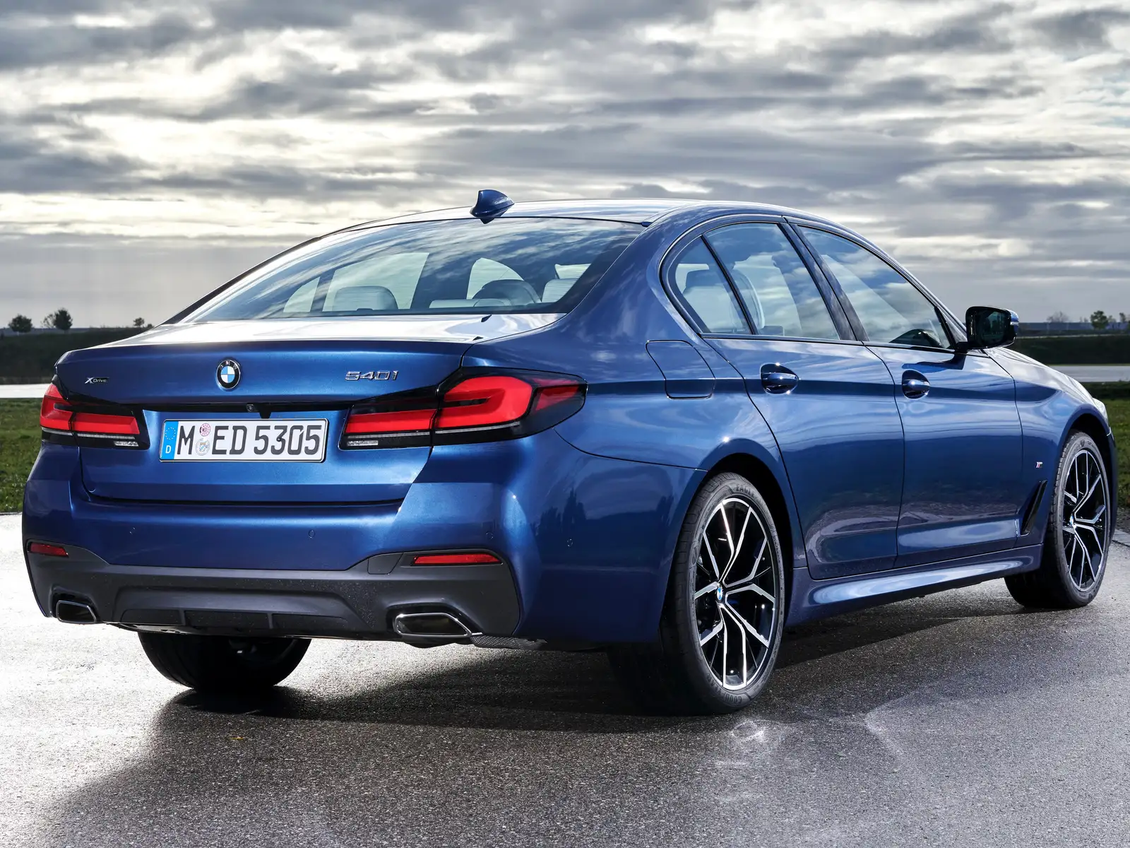 2022 BMW 5 Series 540i M Sport Comfort - view 2