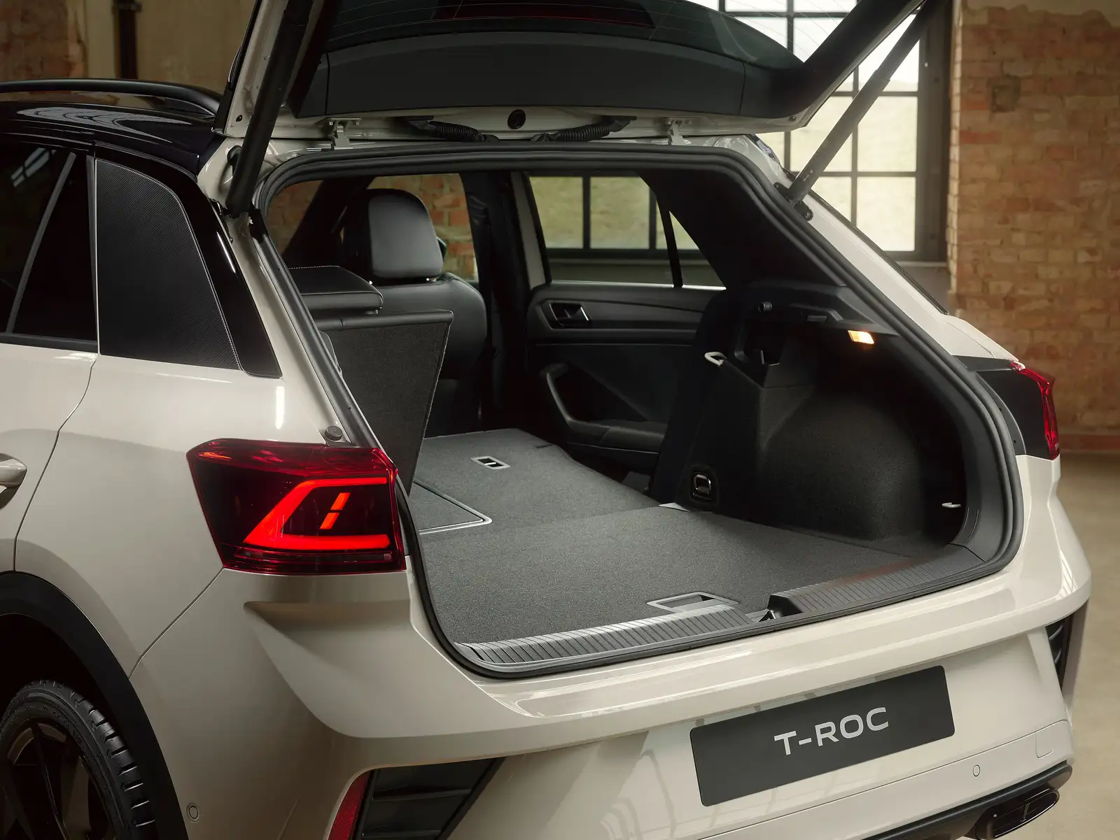 2021 Volkswagen T-Roc 1.4L TSI Sport - view 5