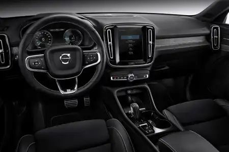 2021 Volvo XC40 T4 Momentum - Image 4