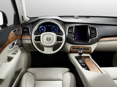 2022 Volvo XC90 B5 Momentum AWD - Image 4