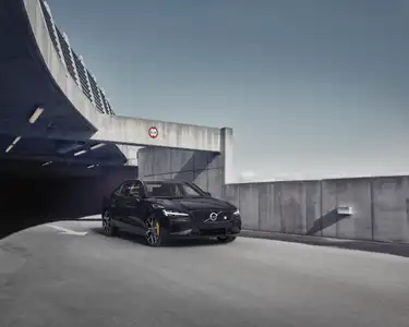 2021 Volvo S60 T8 Recharge R-Design eAWD - Image 2