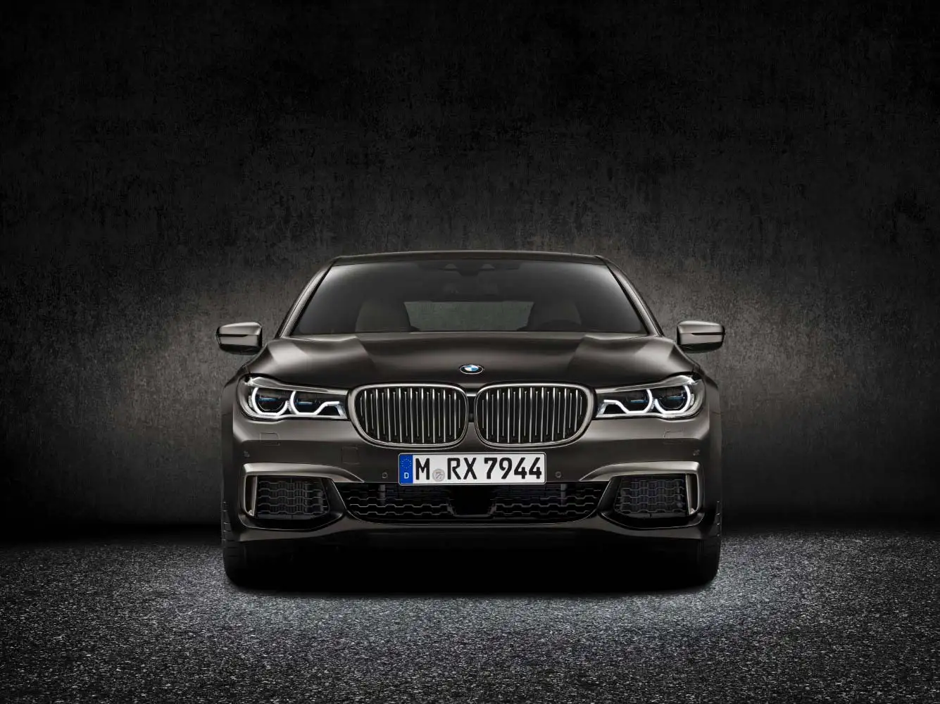 2021 BMW 7 Series M760Li - view 4