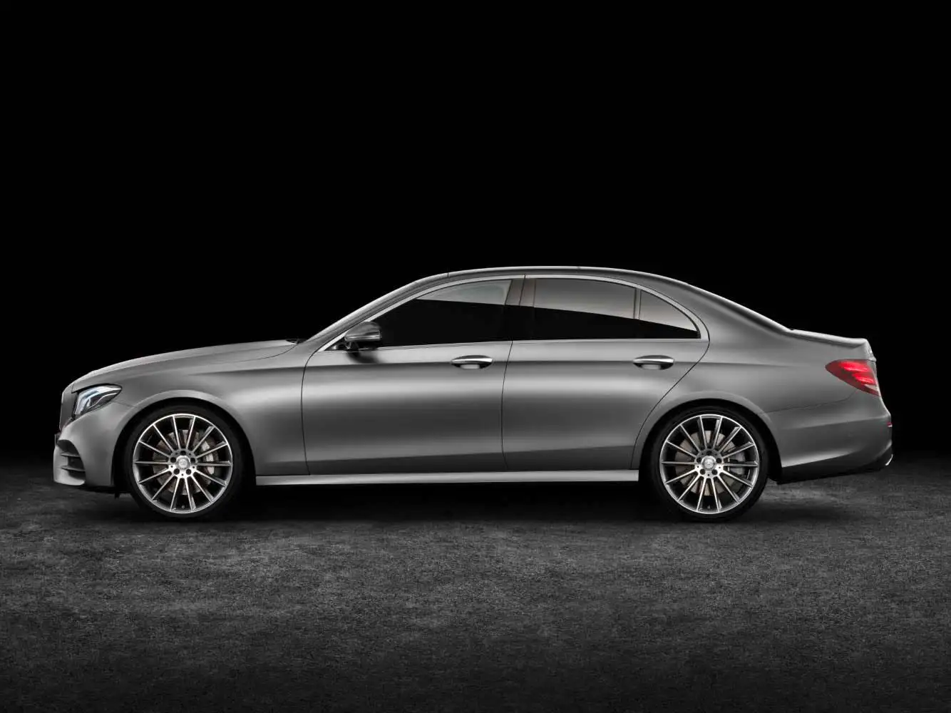 2019 Mercedes-Benz E-Class Sedan E 300 Premium + - view 3