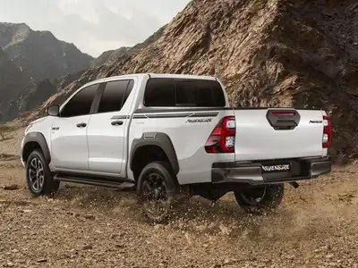 2022 Toyota Hilux 4.0L Adventure - Image 2