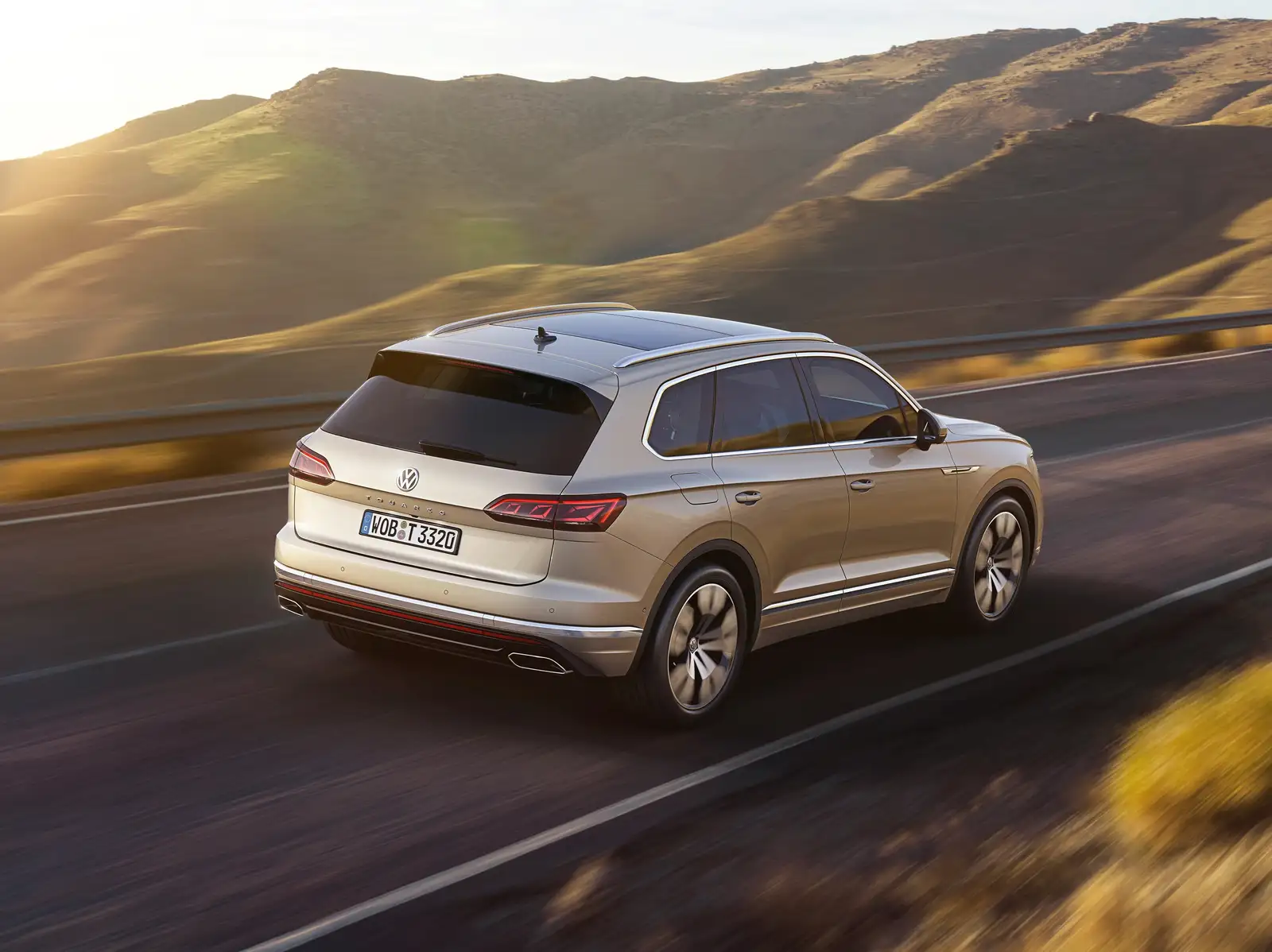 2021 Volkswagen Touareg 3.0L TFSI Atmosphere CL - view 2