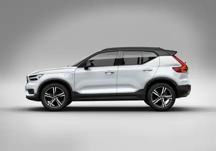 2022 Volvo XC40 T4 R Design - Image 3