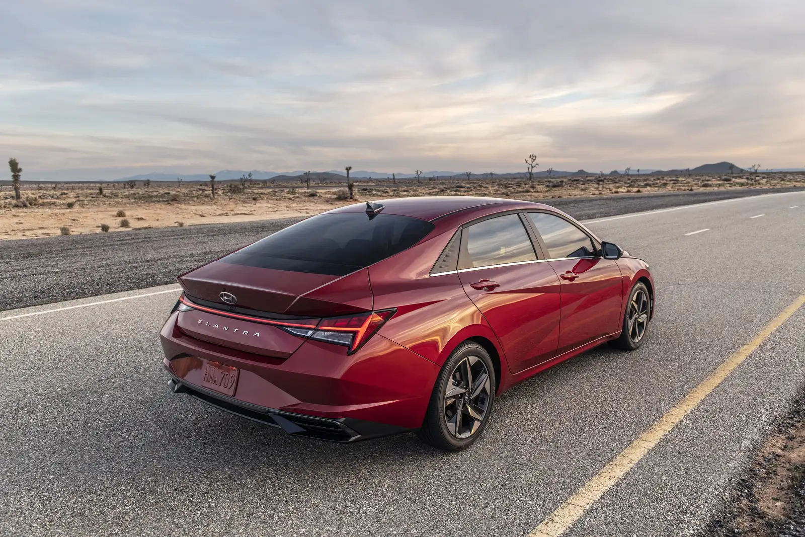 2022 Hyundai Elantra Comfort 1.6L - view 2