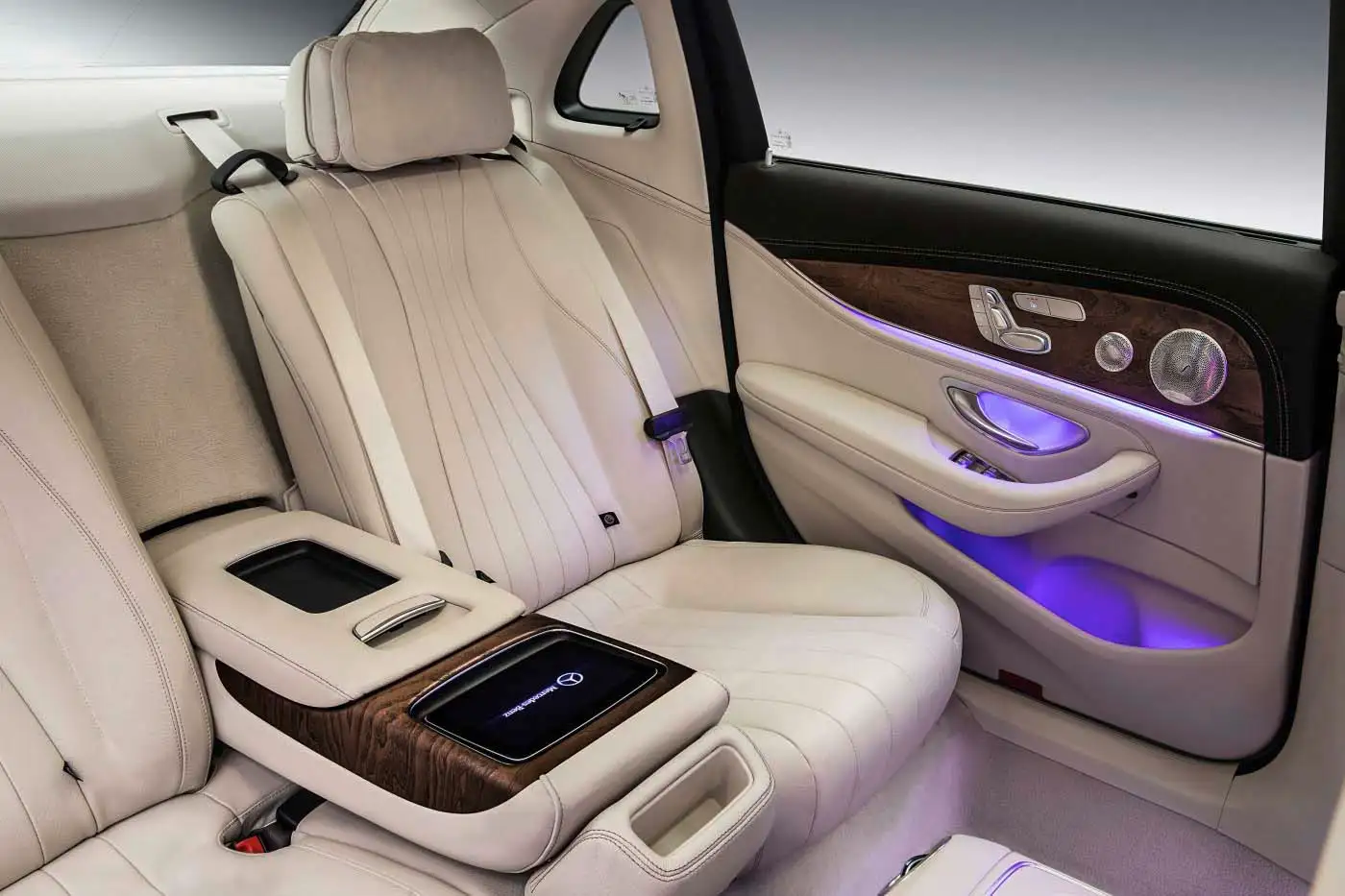 2019 Mercedes-Benz E-Class Sedan E 300 Premium + - view 9