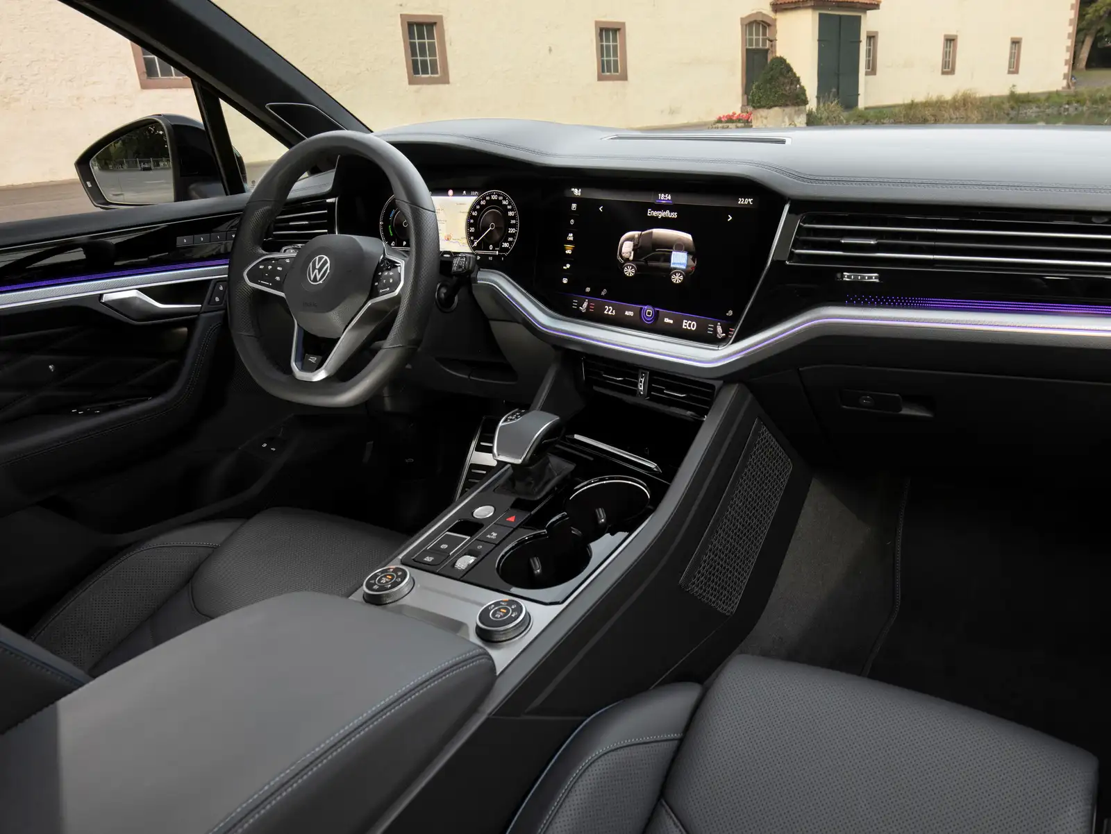 2021 Volkswagen Touareg 3.0L TFSI R-Line - view 4