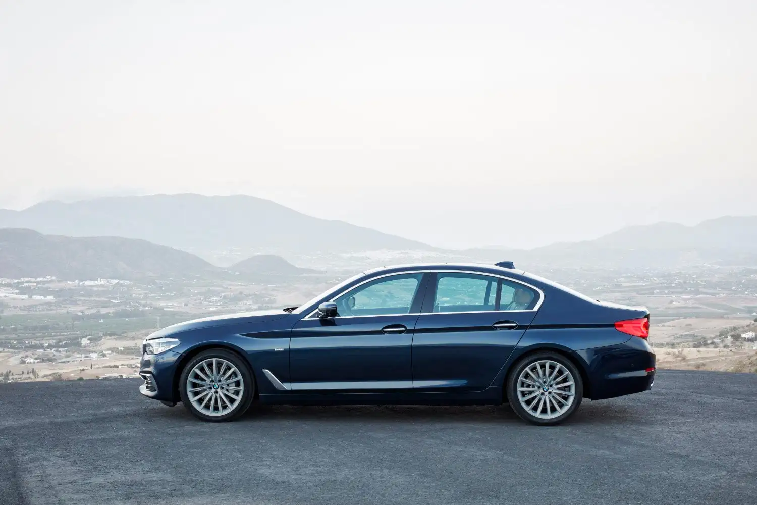 2019 BMW 5 Series 540i Sedan Luxury Line Exclusive - view 3