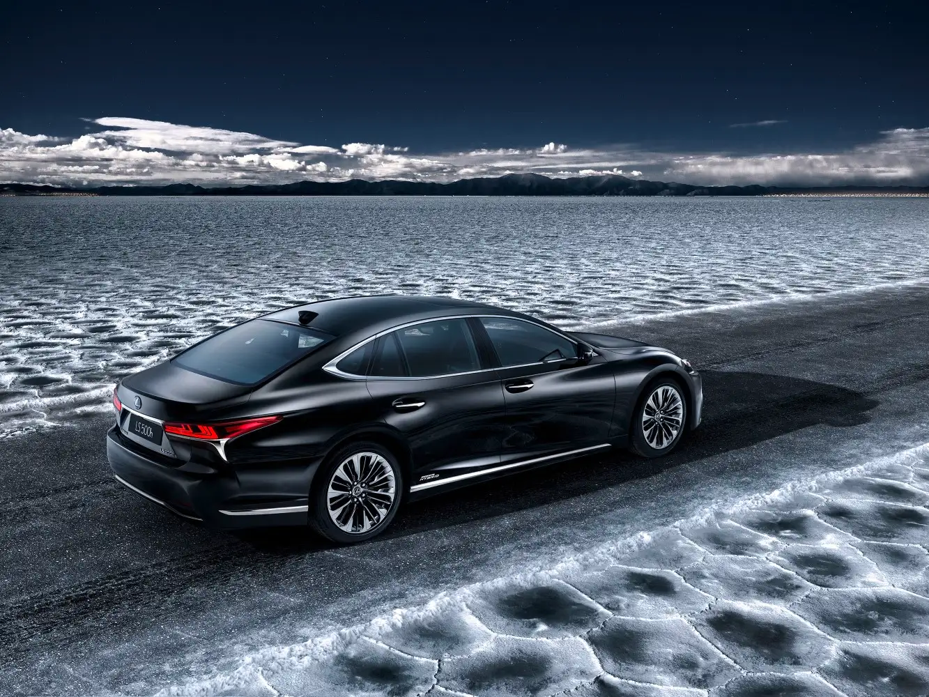 2020 Lexus LS 500h Platinum - view 3