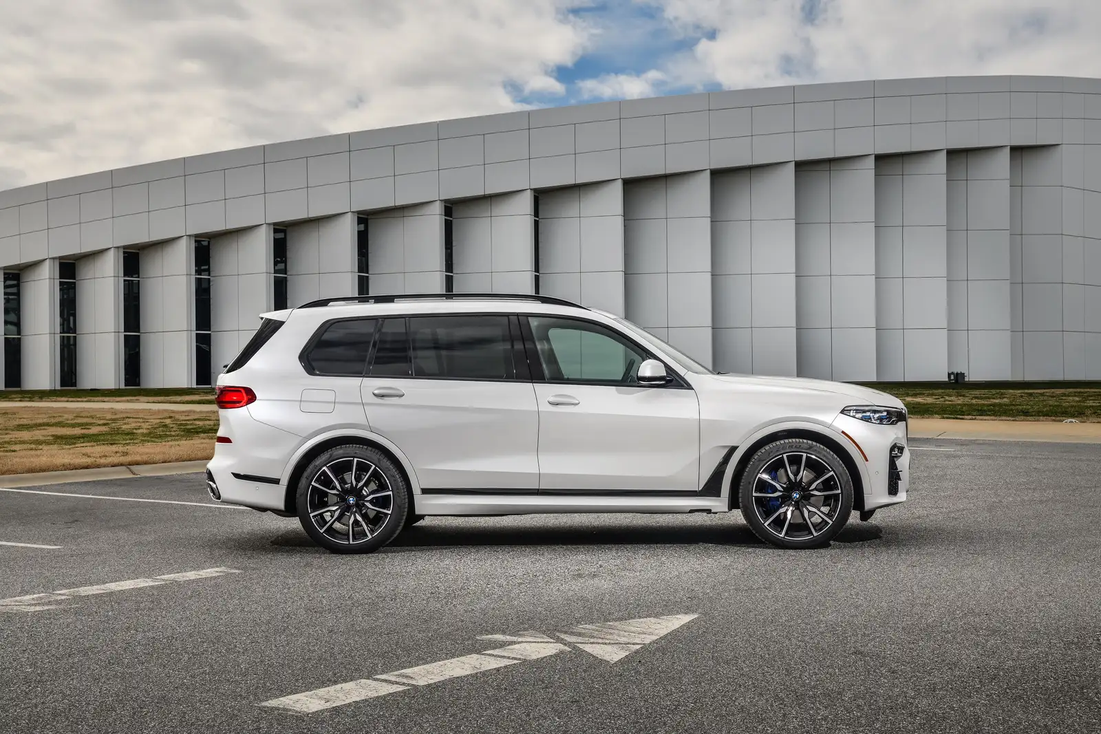 2022 BMW X7 40i 50 Years UAE Edition - view 3