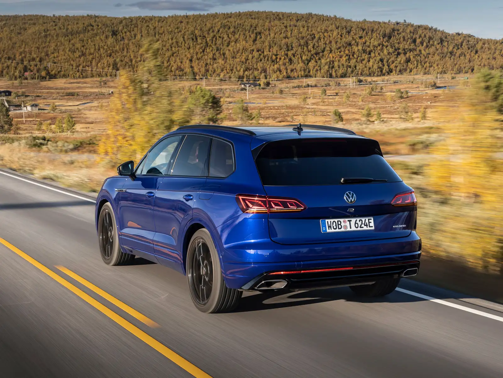 2021 Volkswagen Touareg 3.0L TFSI R-Line - view 2