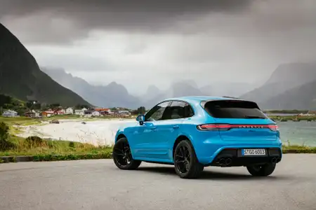 2022 Porsche Macan Base Model Base Trim - Image 2