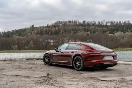Porsche Panamera 4 E-Hybrid Base Trim · Deep Bordeaux - Image 2