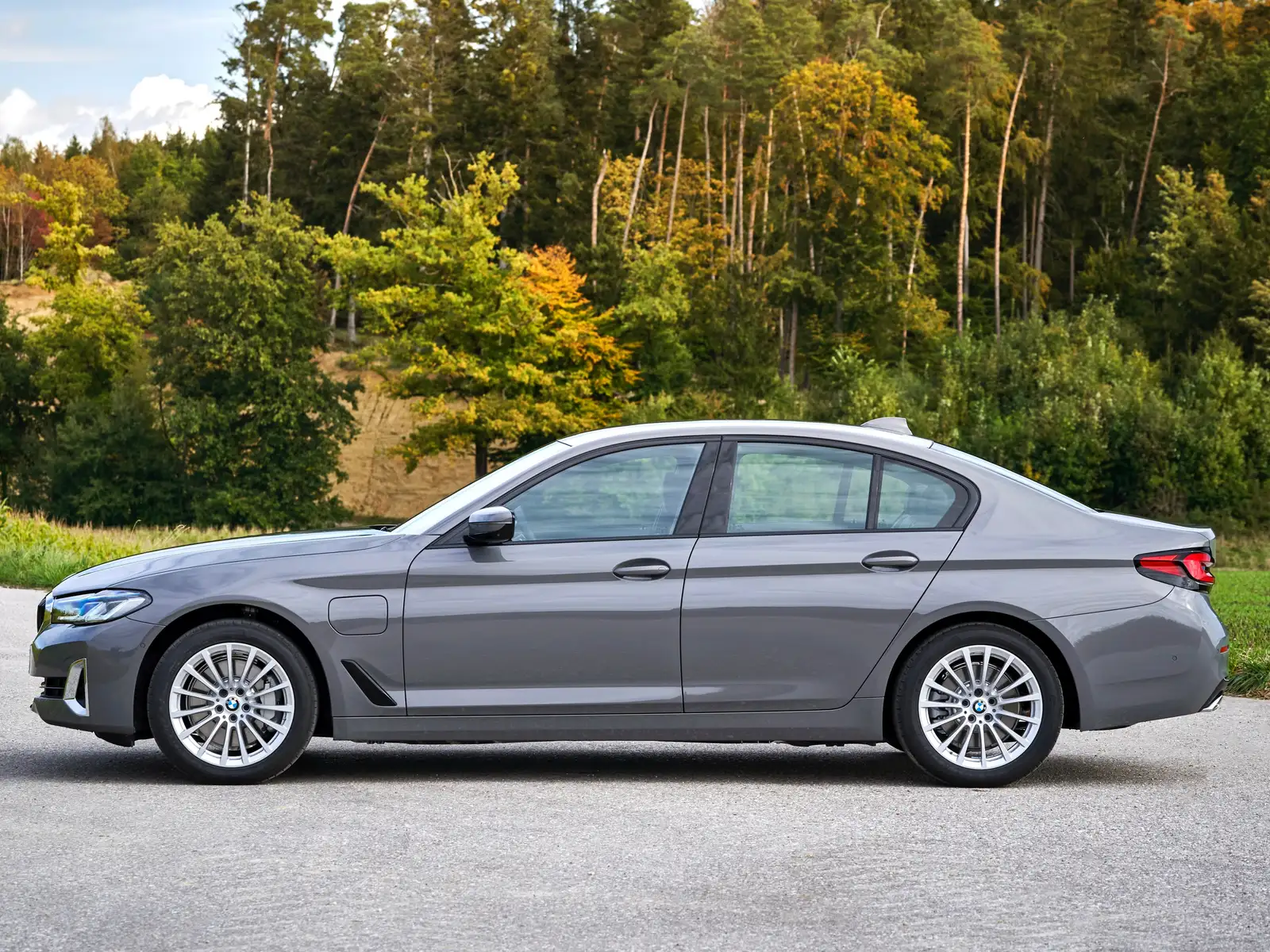 2021 BMW 5 Series 530i - view 3