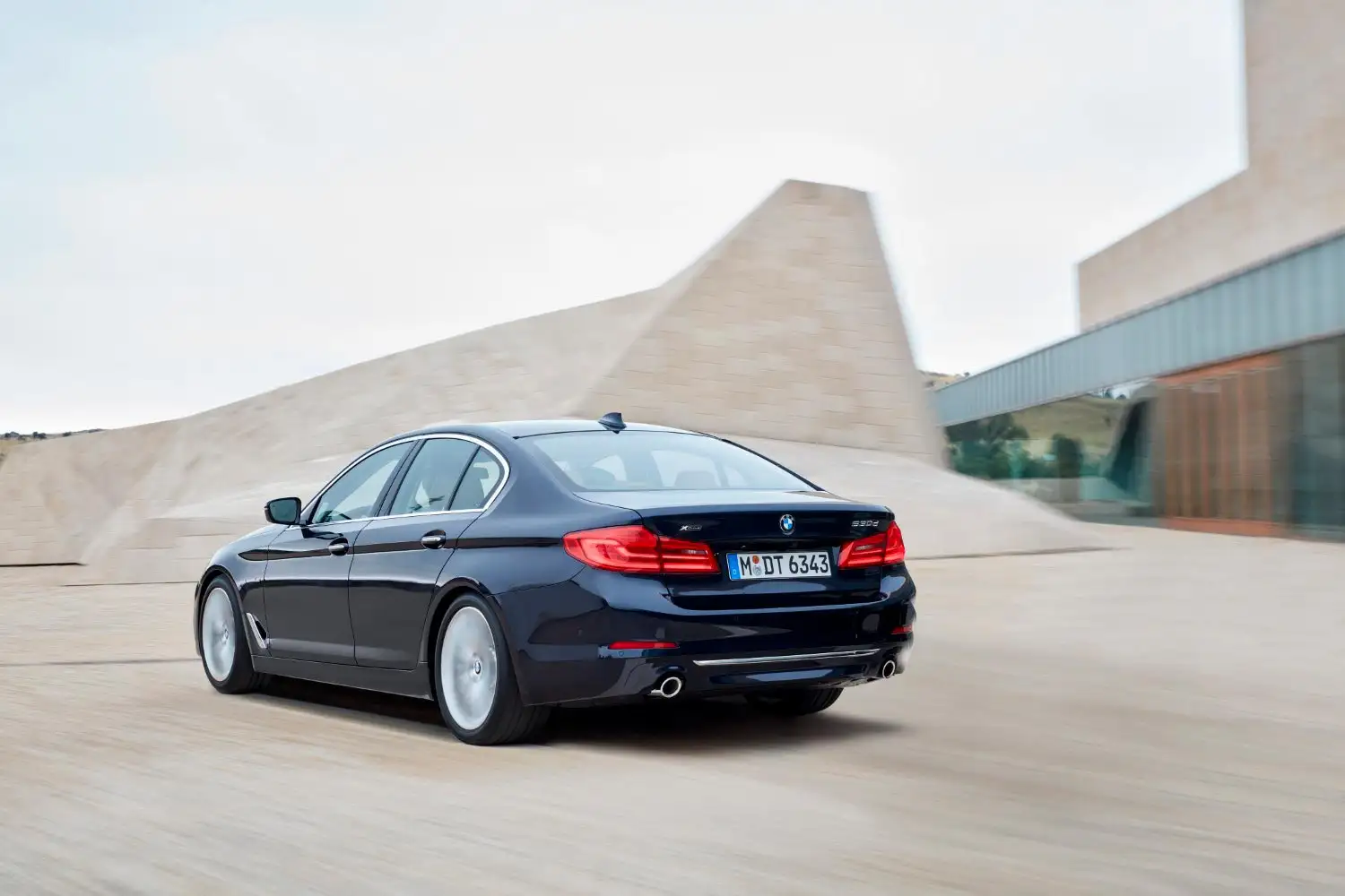 2019 BMW 5 Series 540i Sedan Luxury Line Exclusive - view 2