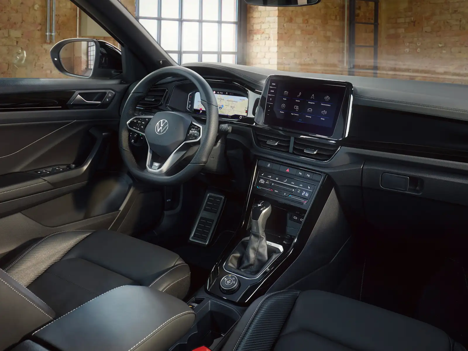 2021 Volkswagen T-Roc 1.4L TSI Sport - view 4