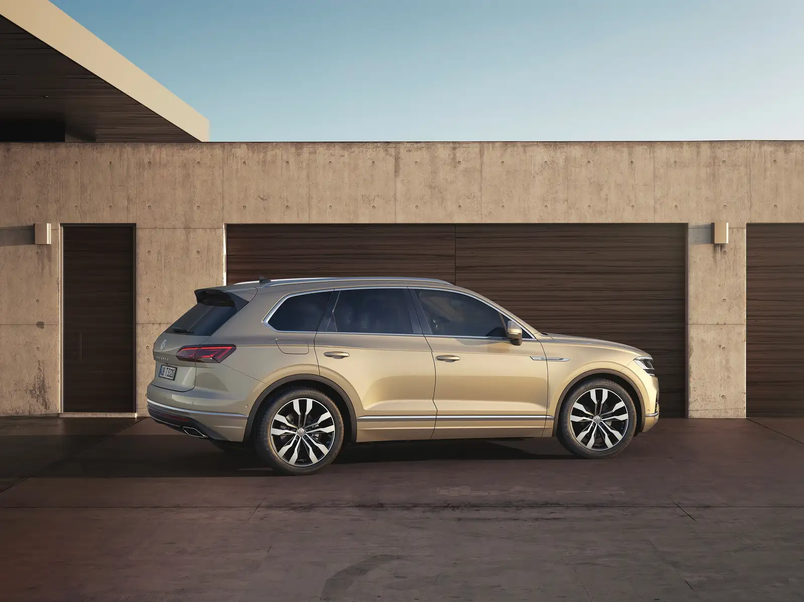 2021 Volkswagen Touareg 3.0L TFSI Atmosphere CL - view 3