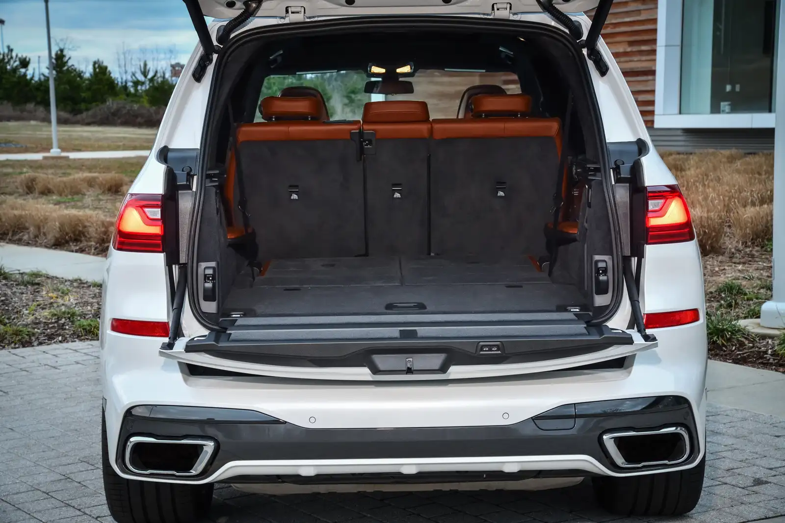 2022 BMW X7 40i 50 Years UAE Edition - view 6