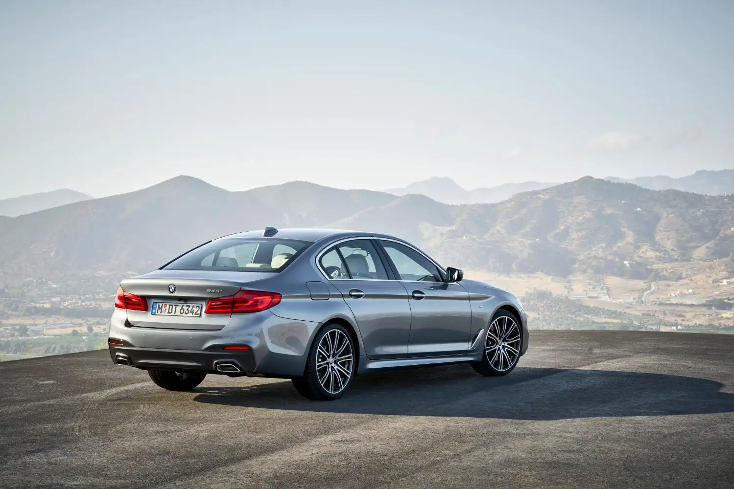 2023 BMW 5 Series 520i Joy Edition - view 2
