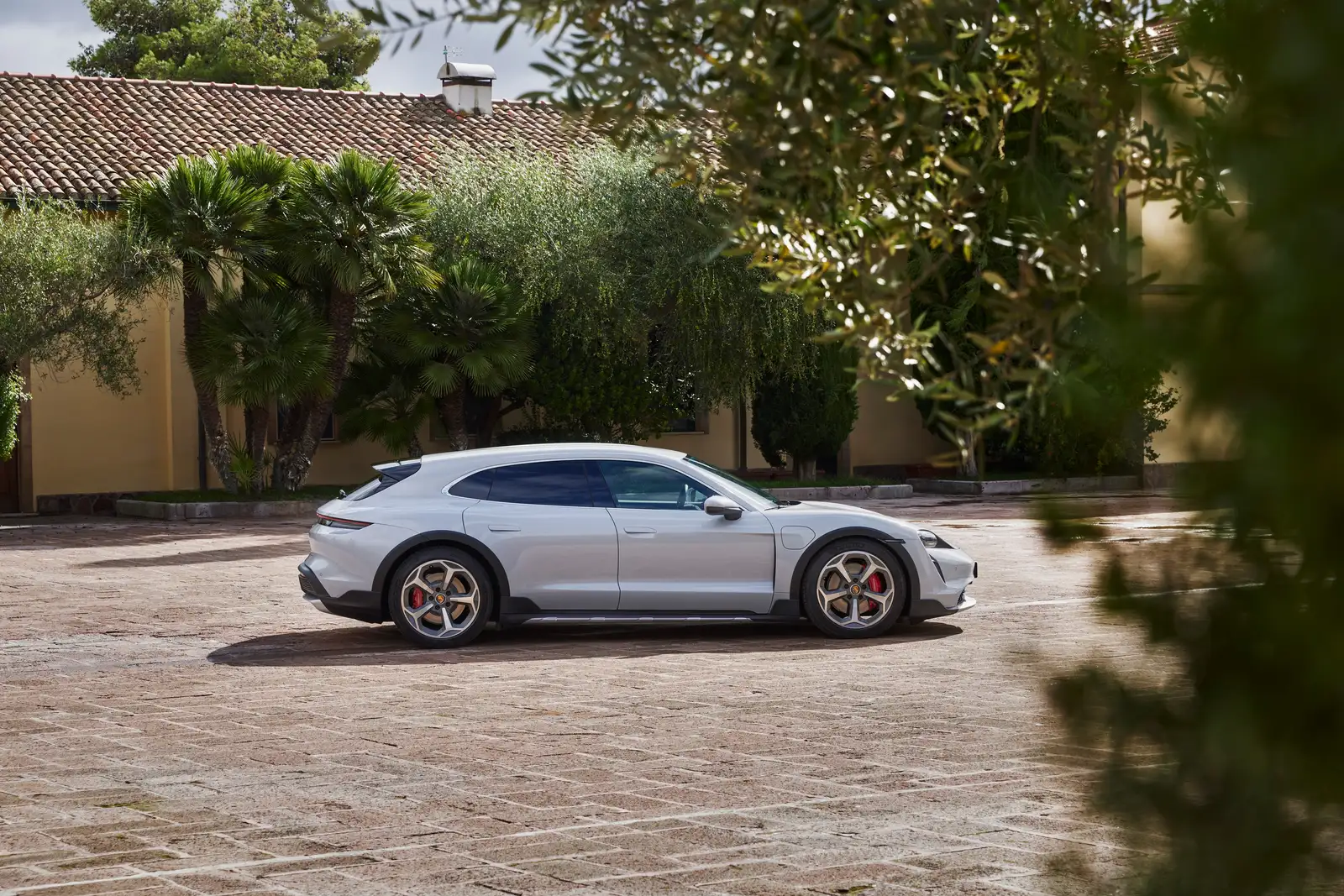 2023 Porsche Taycan 4 Cross Turismo Base Trim - view 3