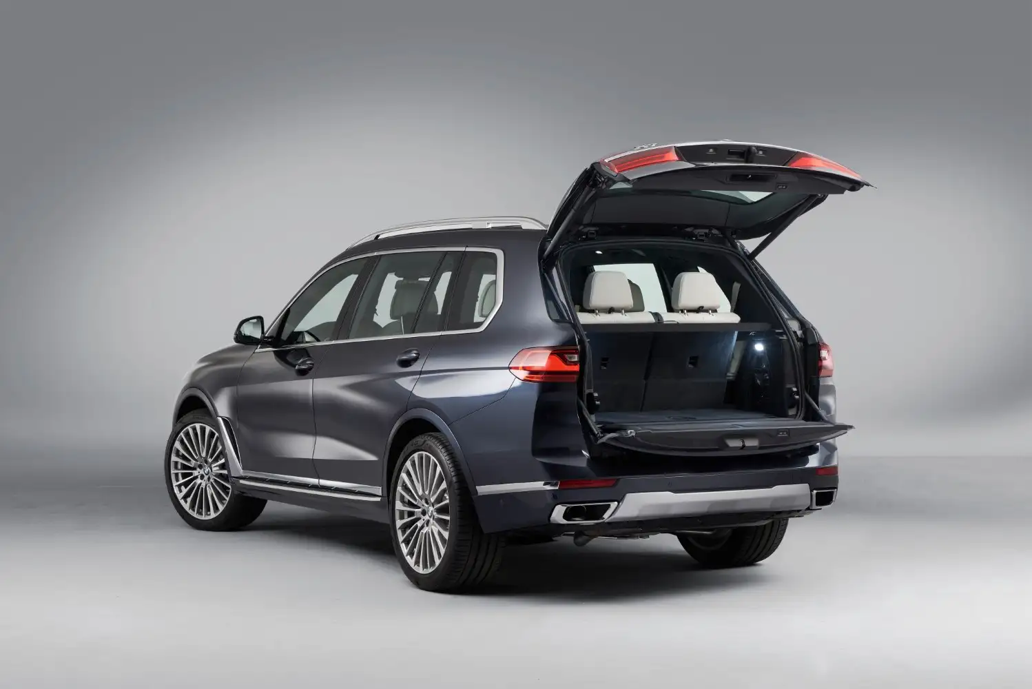 2020 BMW X7 40i Pure - view 4