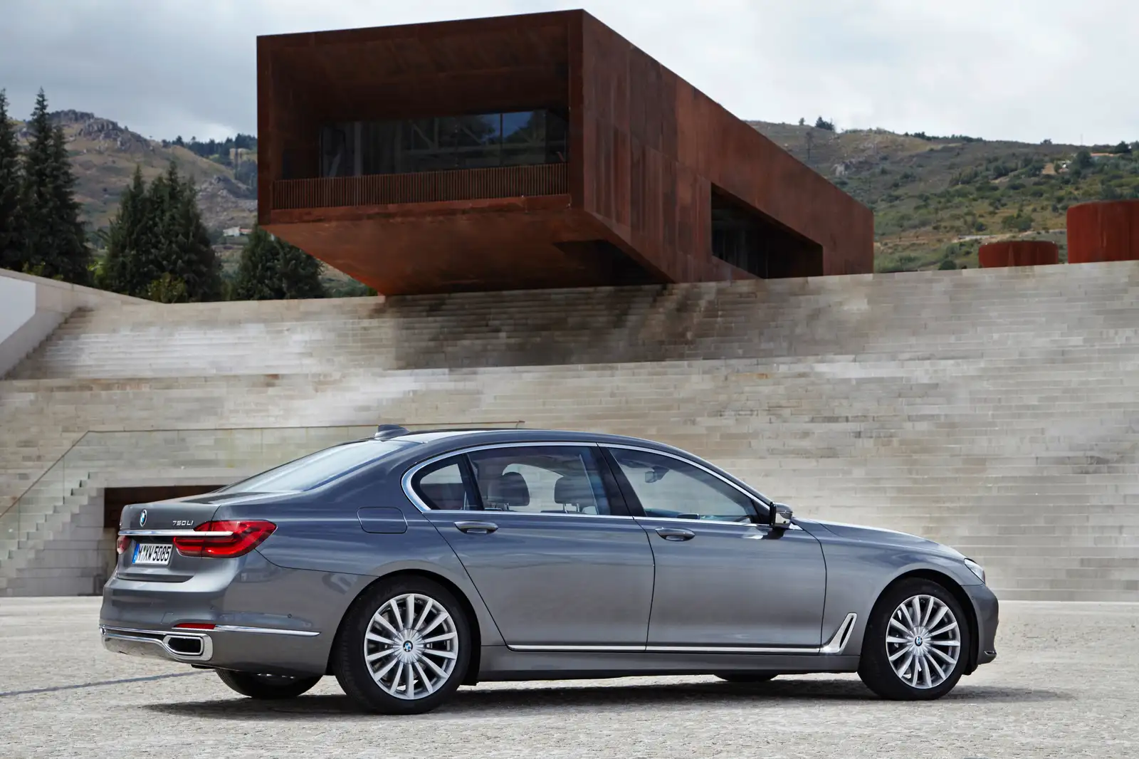2017 BMW 7 Series 750Li - view 2