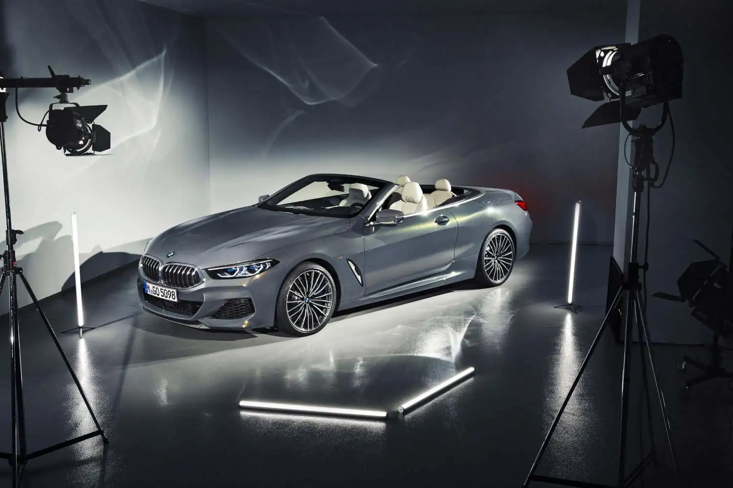 2020 BMW 8 Series 840i Convertible M Sport - view 2