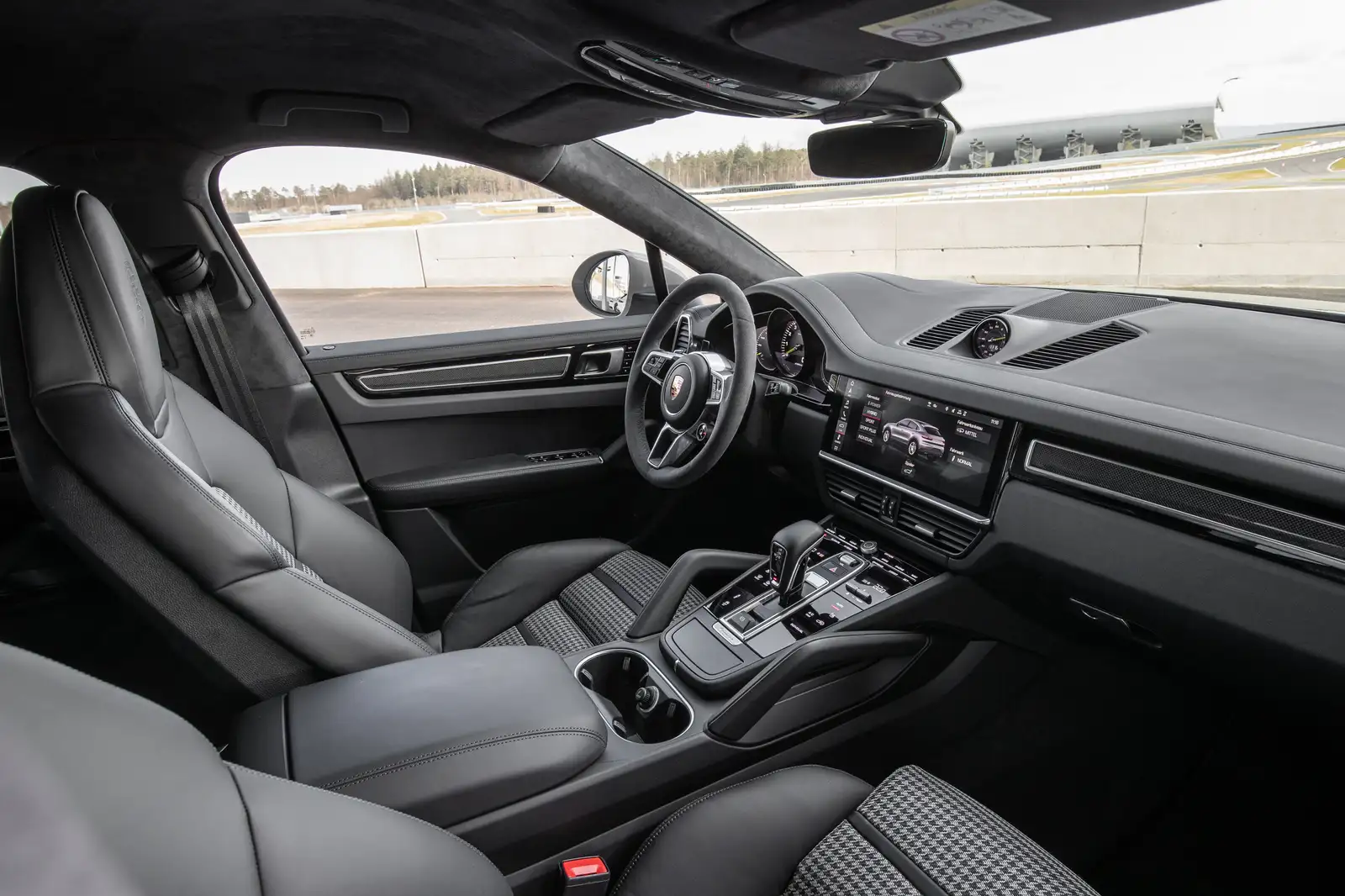 2022 Porsche Cayenne E-Hybrid Coupe Base Trim - view 3