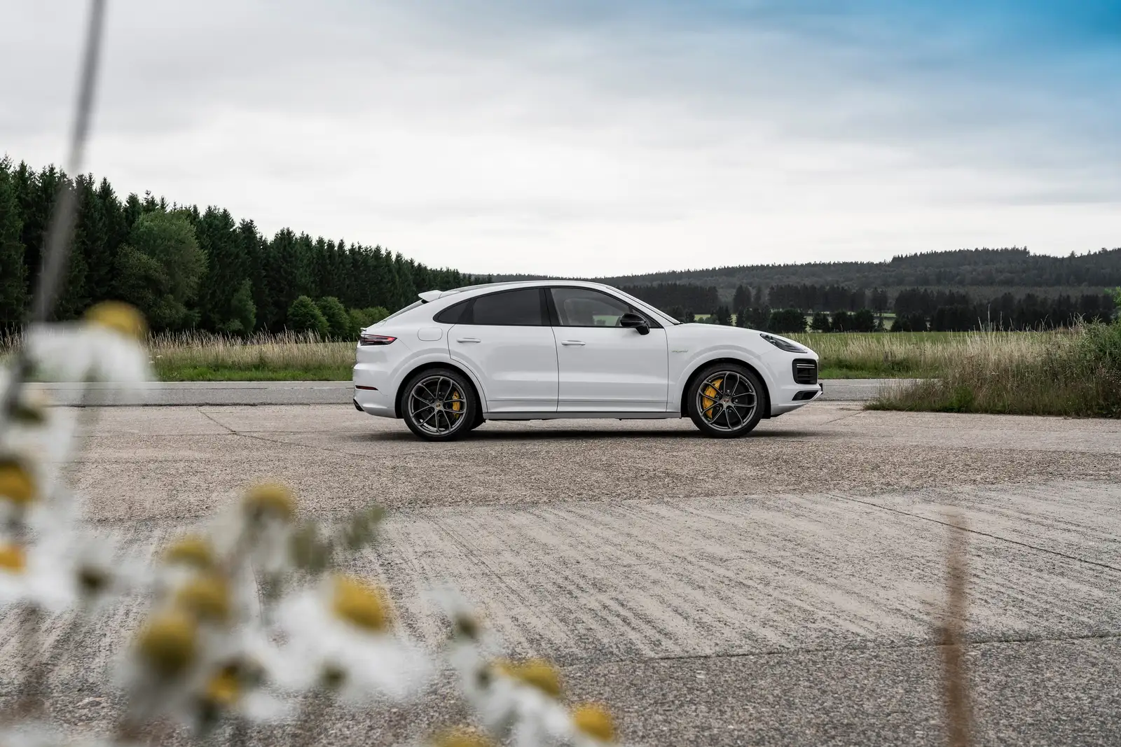 2022 Porsche Cayenne Turbo S E-Hybrid Coupe Base Trim - view 3