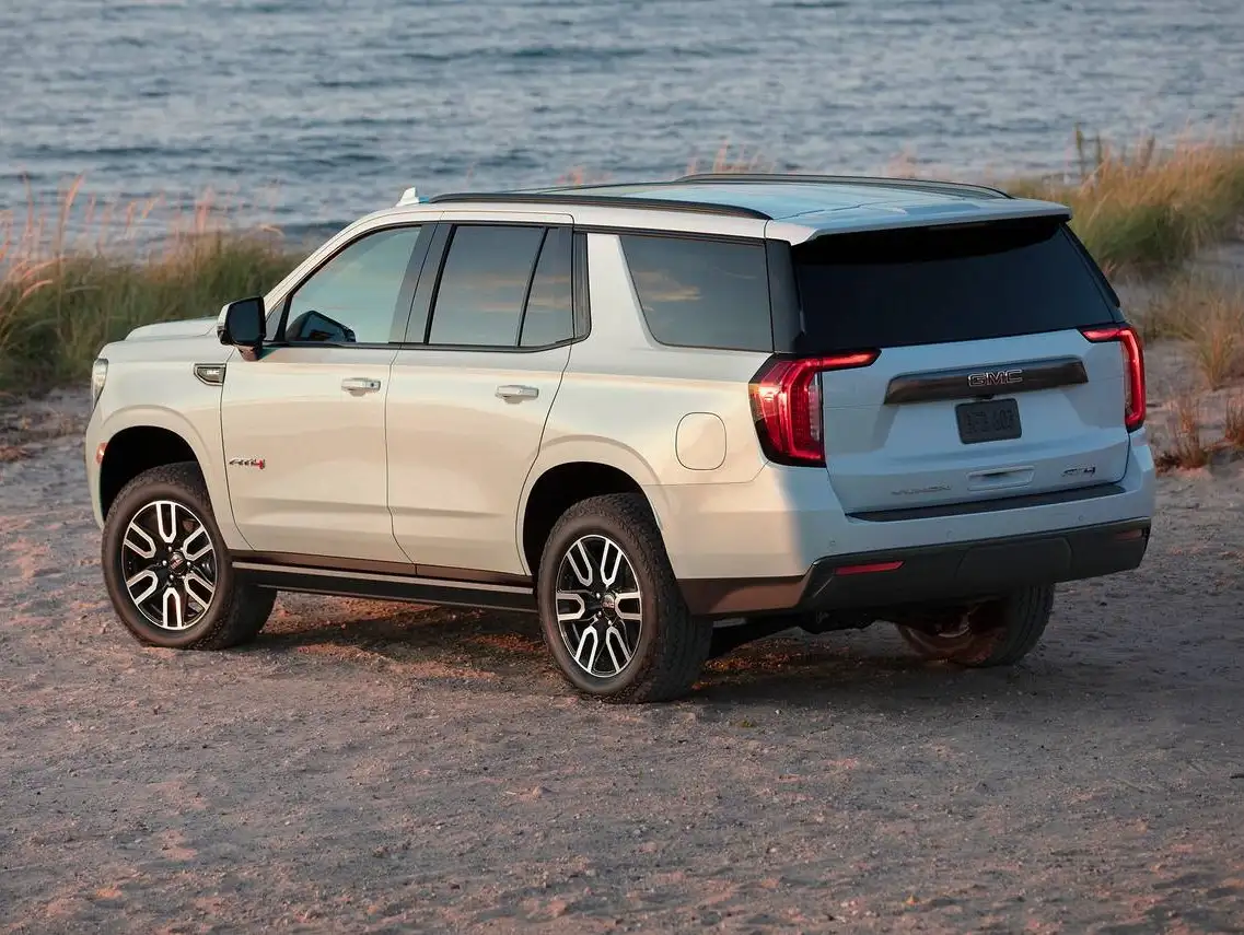 2022 GMC Yukon AT4 - view 2