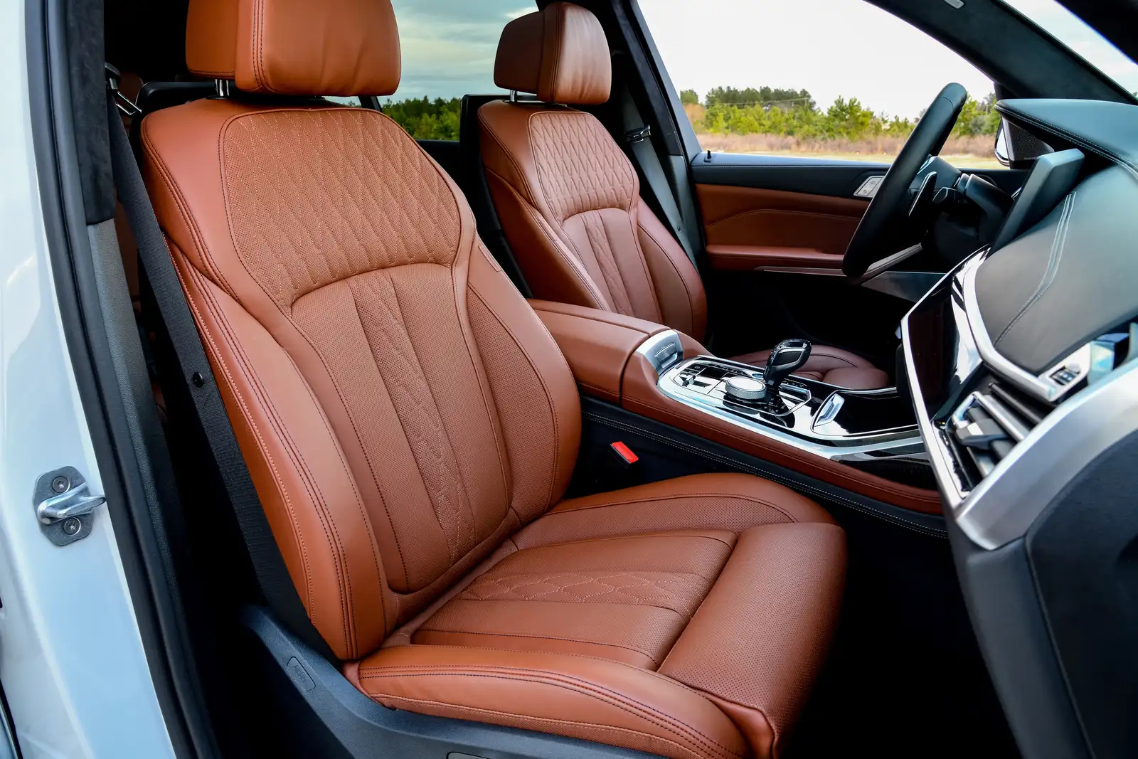 2022 BMW X7 40i 50 Years UAE Edition - view 5