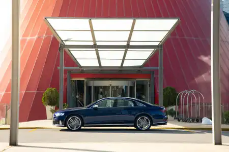 Audi S8 - Image 3