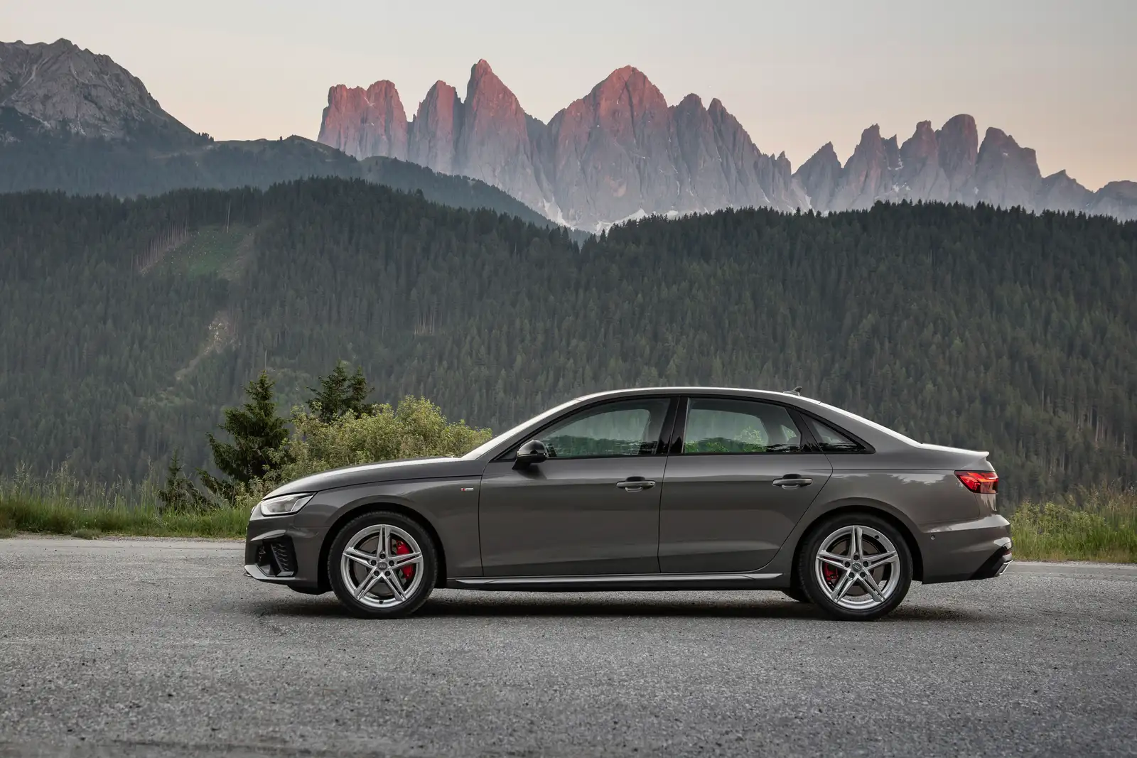 2020 Audi A4 35 TFSI 1.4L S Line & Sport Package - view 3