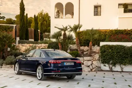 Audi S8 - Image 2
