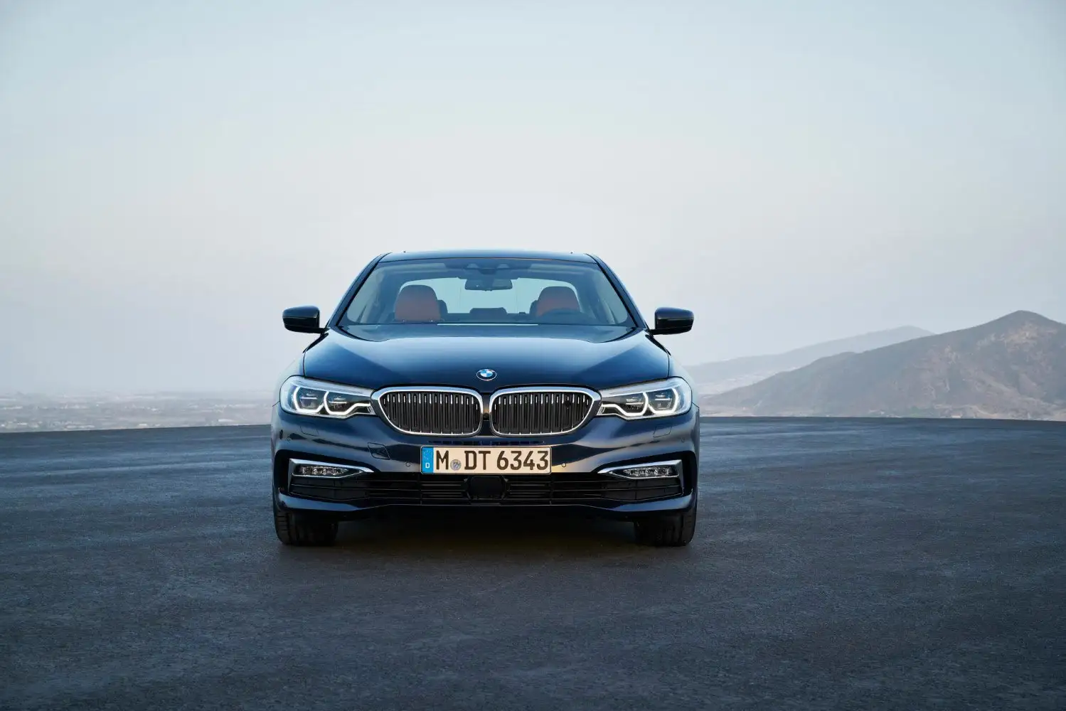 2019 BMW 5 Series 540i Sedan Luxury Line Exclusive - view 4
