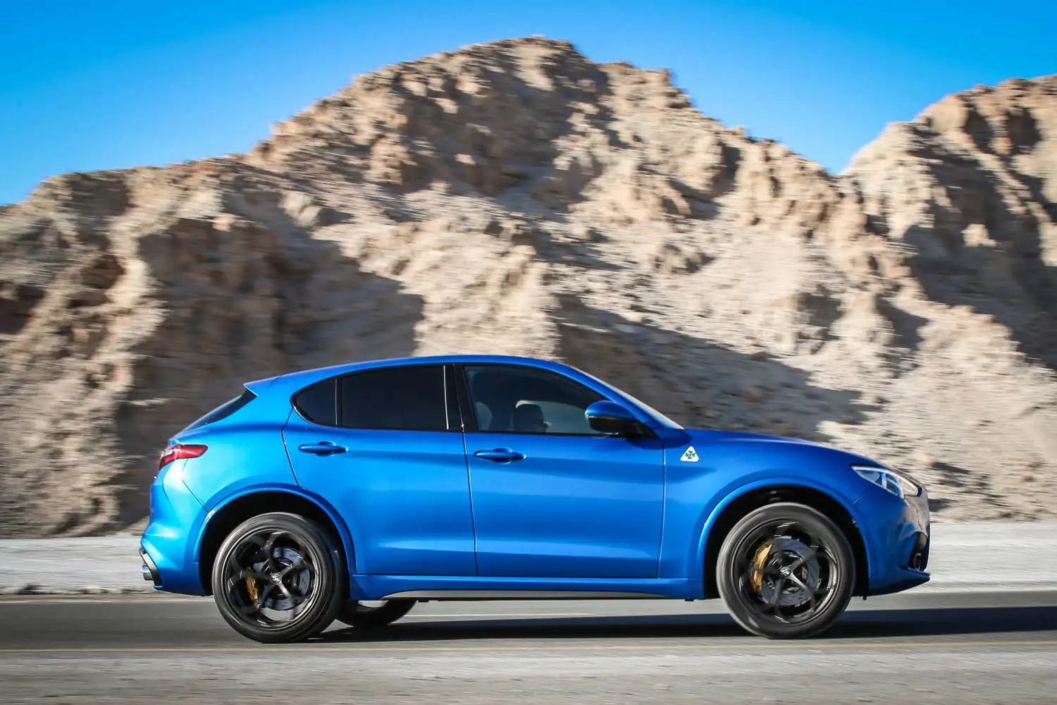 2018 Alfa Romeo Stelvio Quadrifoglio - view 3