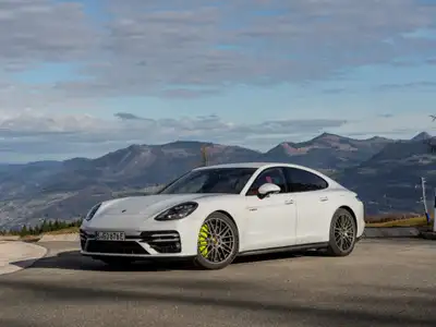 Porsche Panamera Turbo S E-Hybrid Base Trim · Cayenne Red - Image 1