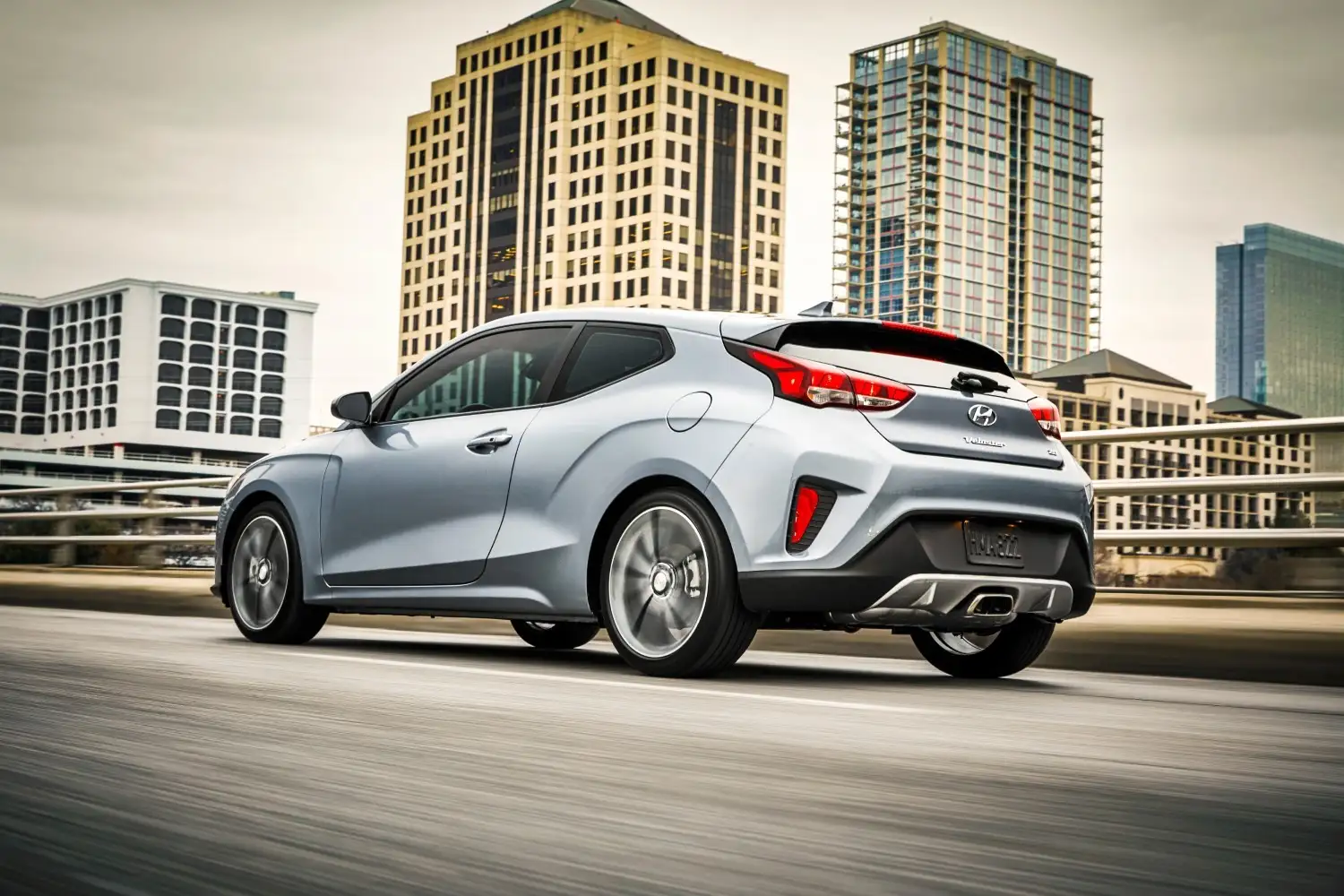 2021 Hyundai Veloster 2.0L - view 2