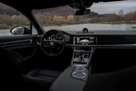 Porsche Panamera 4 E-Hybrid Base Trim - Image 3