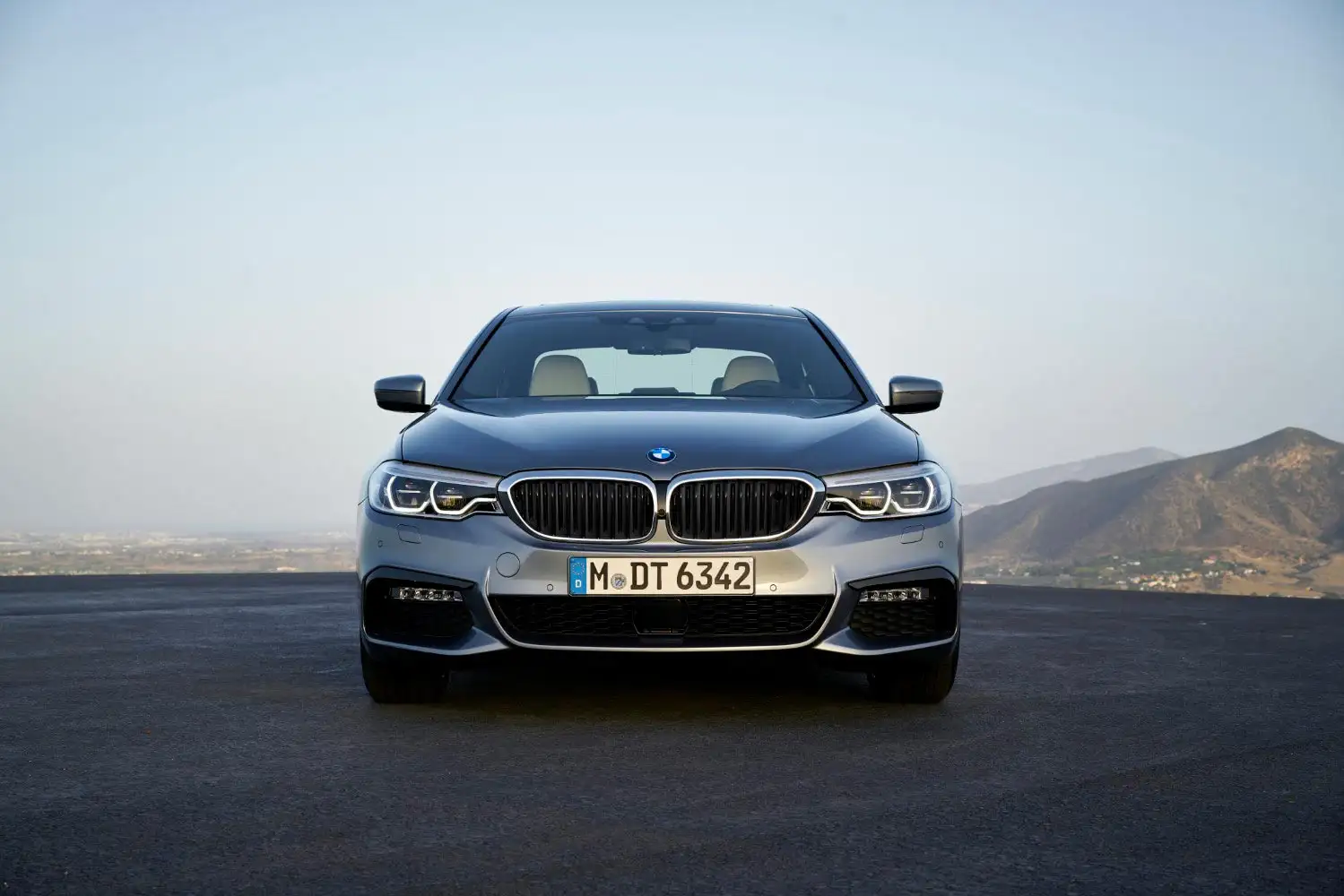 2023 BMW 5 Series 520i Joy Edition - view 4