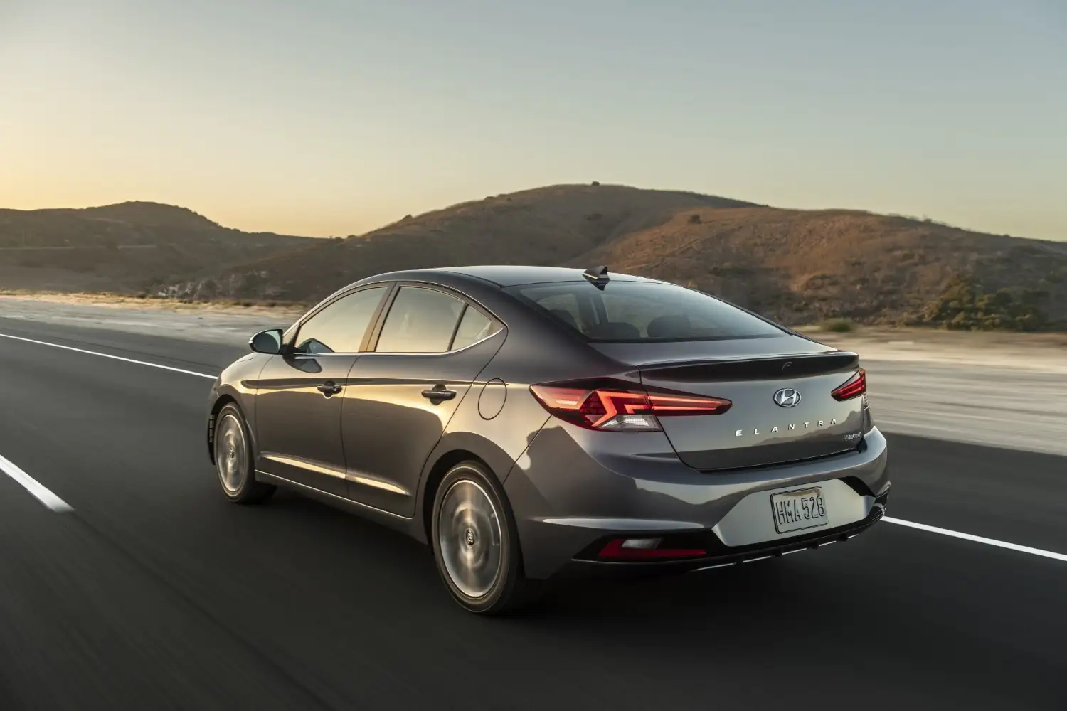 2020 Hyundai Elantra GL 1.6L - view 2